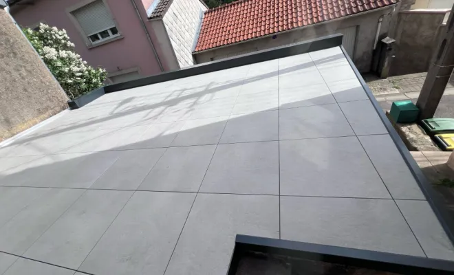 🧱 Pose de Dalles Céramique 2 cm sur Plots – Élégance & Durabilité  JNR Étanchéité réalise la pose de dalles en grès cérame 2 cm sur plots, une solution moderne, résistante et esthétique, idéale pour les terrasses, toitures-terrasses, balcons ou loggias.  🔹 Une solution esthétique et performante  Les dalles en grès cérame de 2 cm d’épaisseur sont spécialement conçues pour la pose sur plots. Elles offrent un rendu haut de gamme, tout en étant faciles à entretenir et très résistantes aux chocs, aux UV et au 